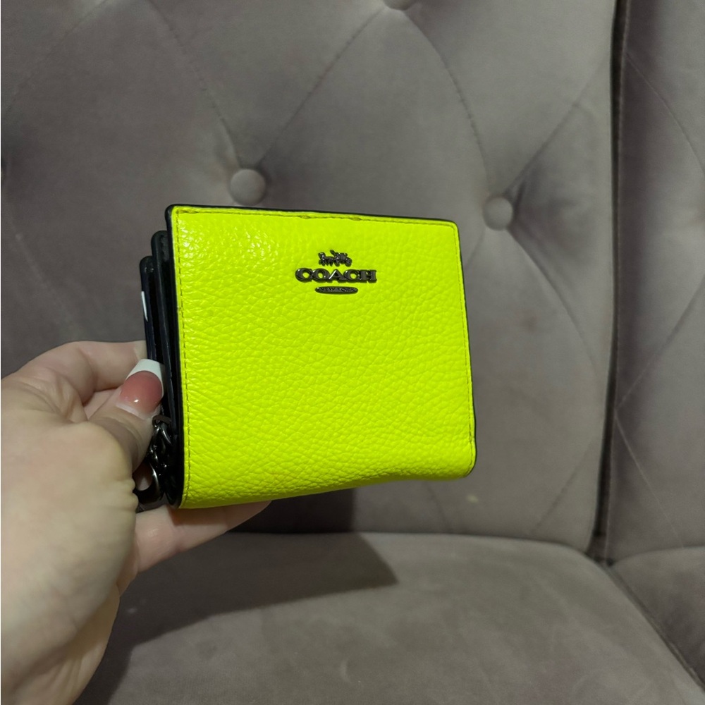 Coach neon yellow bifold leather neon wallet - Picture 5 of 7